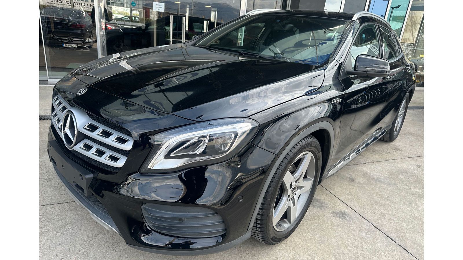 Η Mercedes GLA από την εμπρός αριστερή γωνία