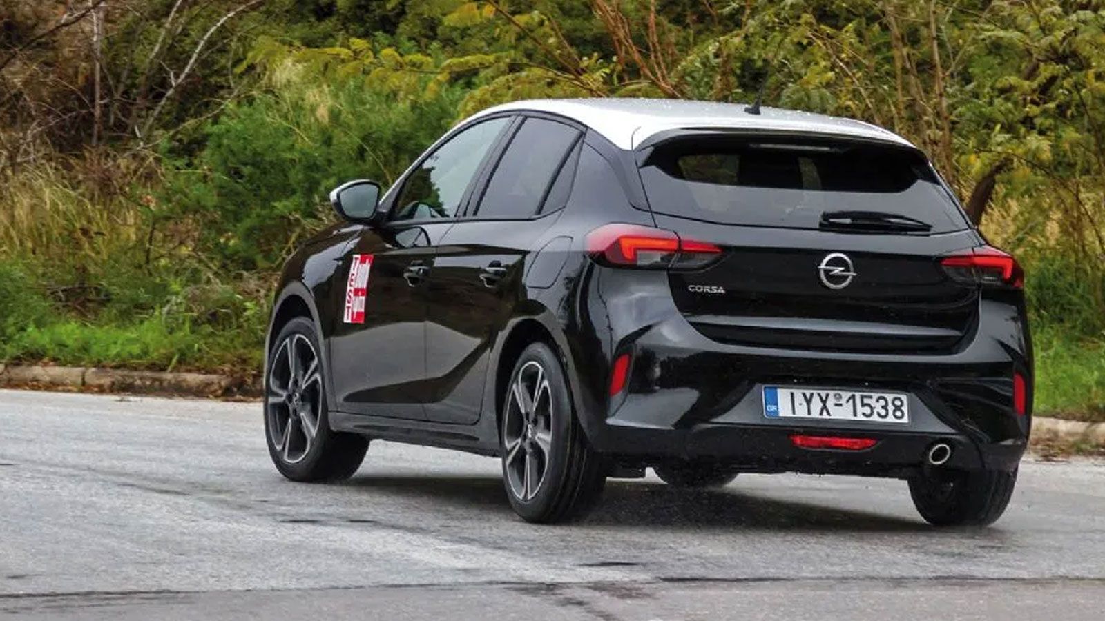Το Opel Corsa από την πίσω πλευρά, σε στροφή