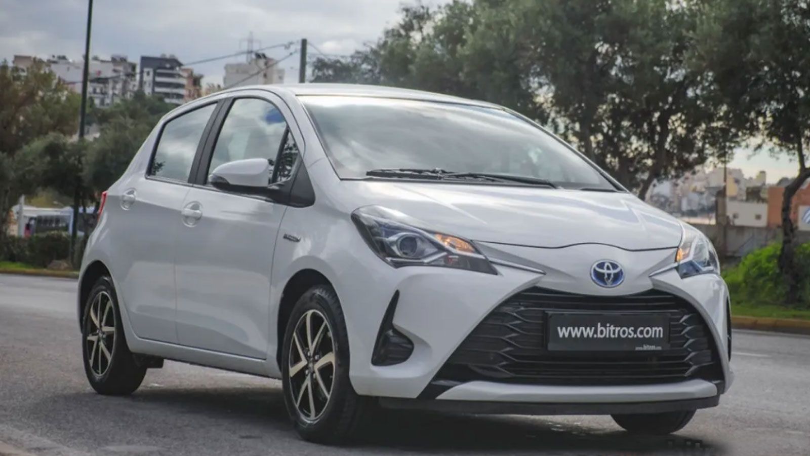 Το Toyota Yaris HSD από την εμπρός δεξιά πλευρά