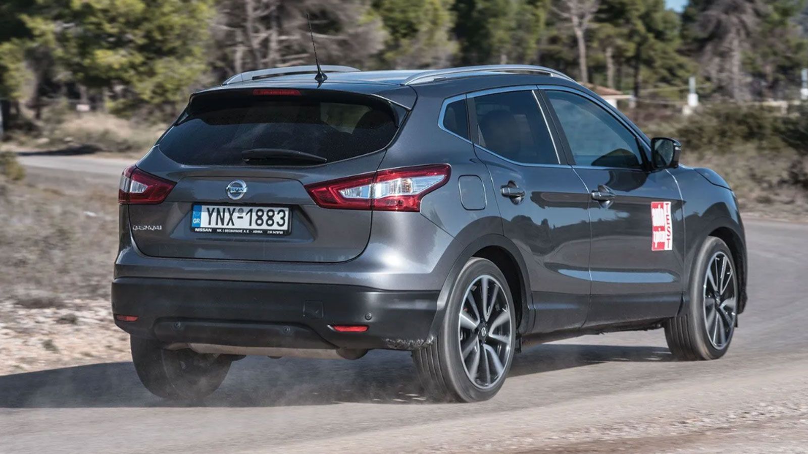 Το Nissan Qashqai εν κινήσει σε στροφή, από την πίσω πλευρά