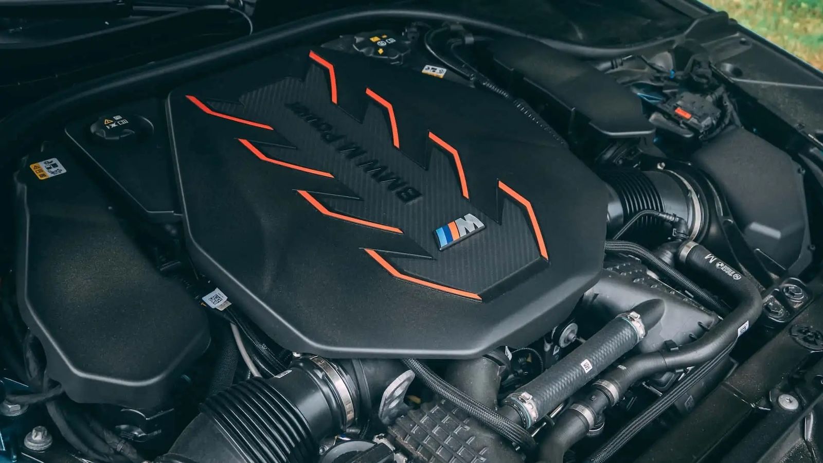 Η BMW δείχνει αποφασισμένη να κρατήσει ζωντανές τις επιλογές, στέλνοντας μήνυμα ότι οι εξακύλινδροι σε σειρά και οι V8 δεν φεύγουν, ενώ ο V12 συνεχίζε