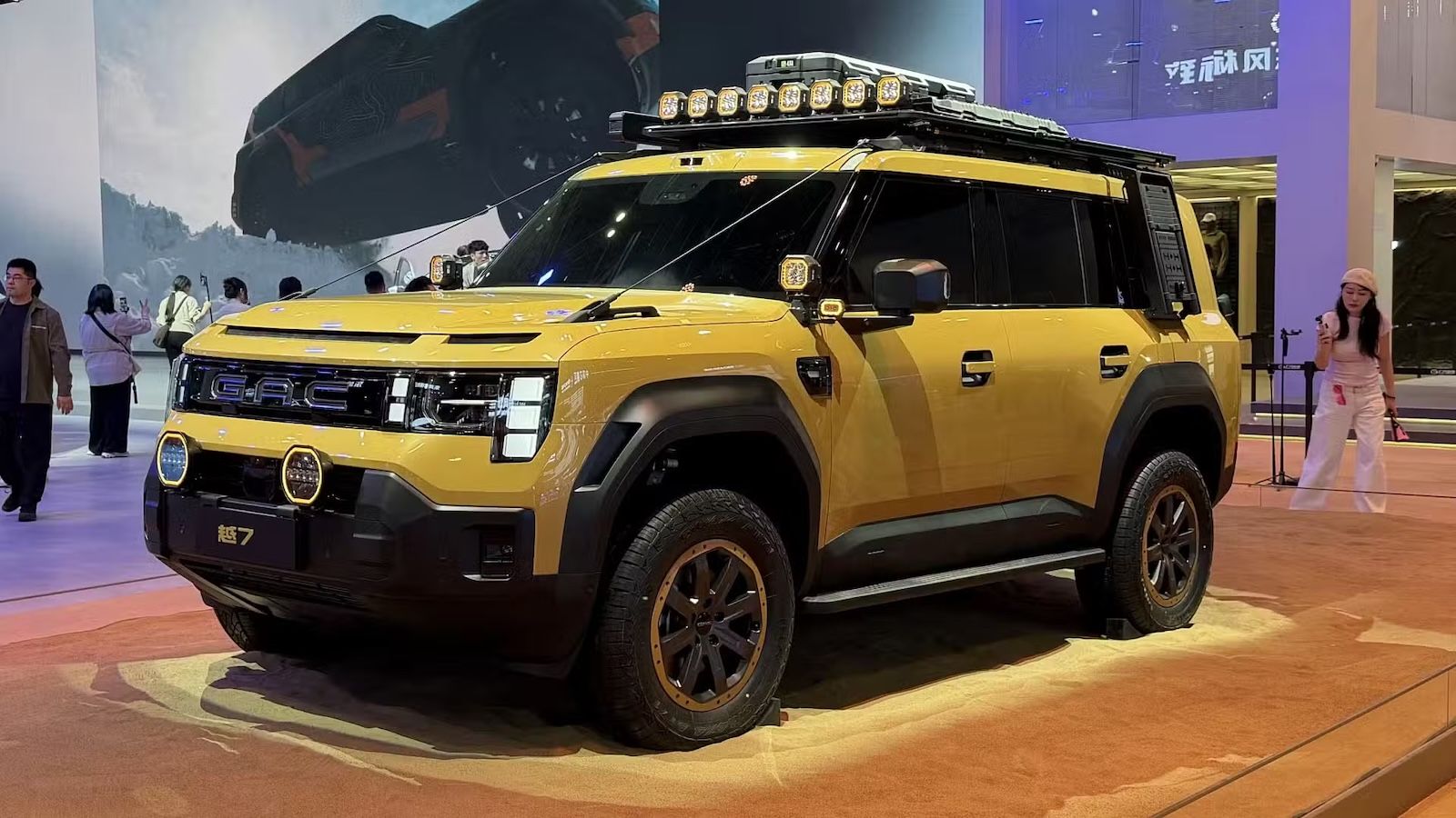 Προφίλ GAC Yue 7 σε μπεζ χρώμα με off-road εξοπλισμό.
