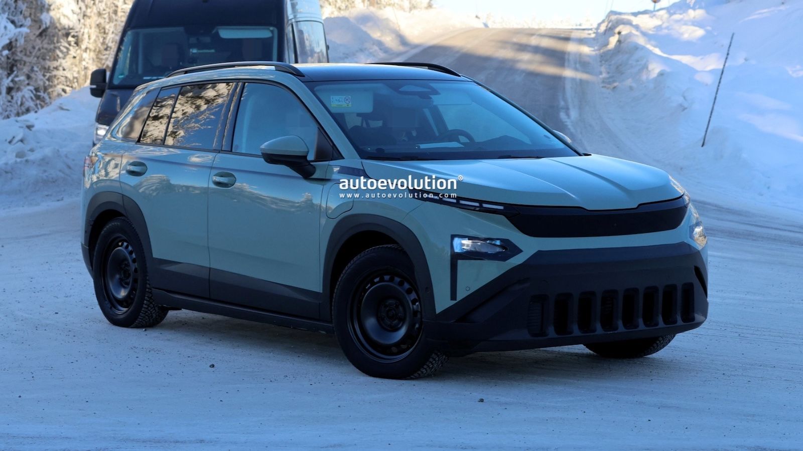 Το νέο Skoda Epiq σε δοκιμές με ελάχιστο καμουφλάζ στο χιόνι.