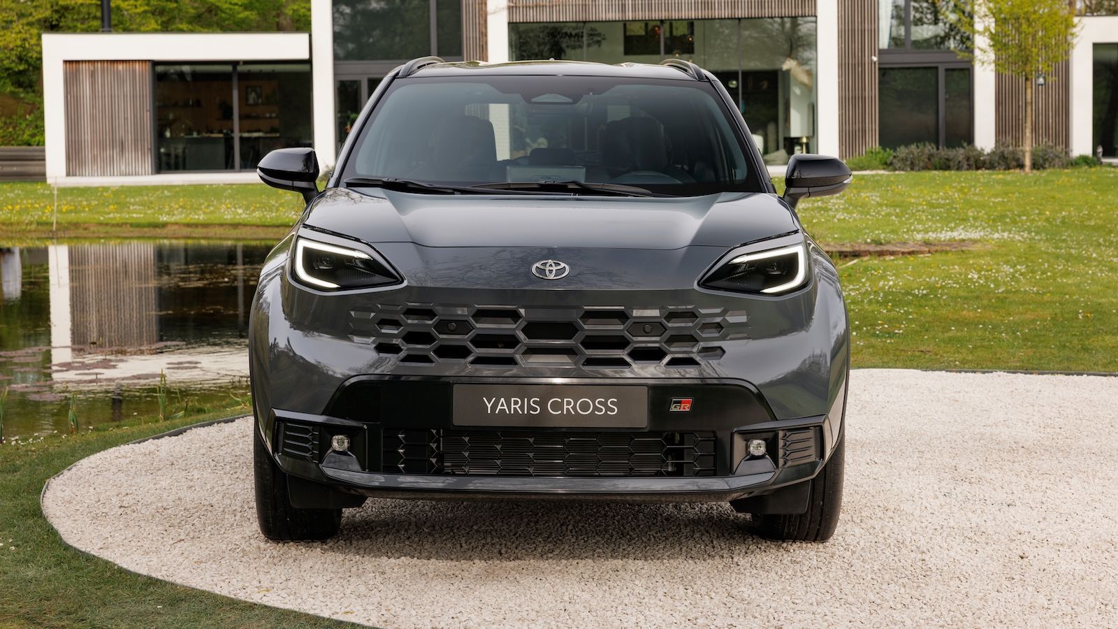 Η έκδοση GR Sport, εμπνευσμένη από την Toyota Gazoo Racing, επιστρέφει με πιο επιθετικό look και βελτιώσεις στην οδική συμπεριφορά.