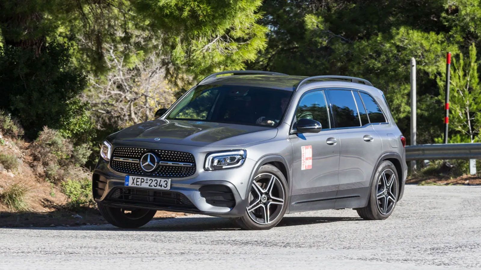 Η Mercedes GLB σε στροφή, από την εμπρός αριστερή πλευρά