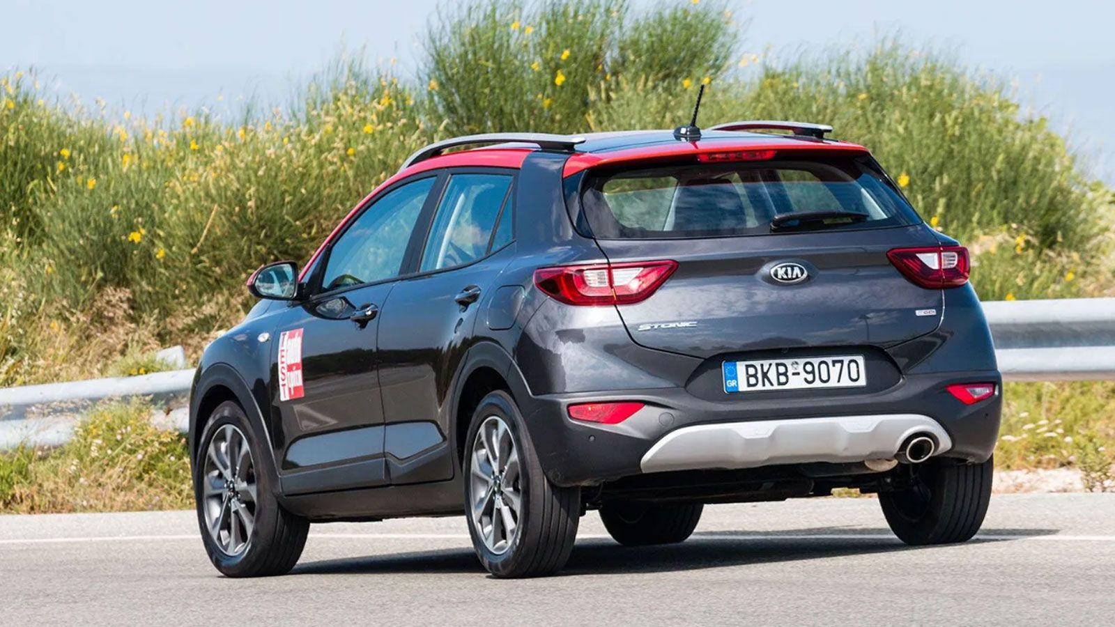 Το Kia Stonic σε στροφή, από την πίσω αριστερή γωνία