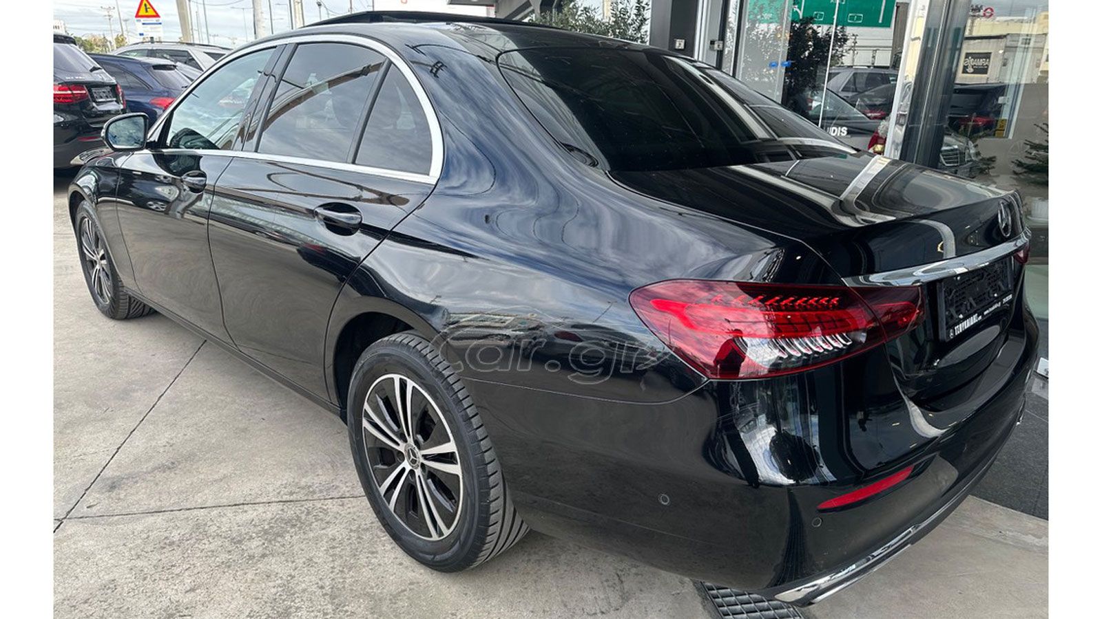 Η Mercedes E 220 d από την πίσω αριστερή πλευρά