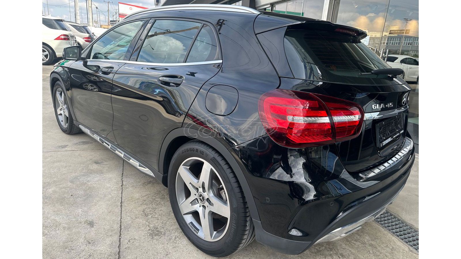 Η Mercedes GLA από την πίσω αριστερή γωνία