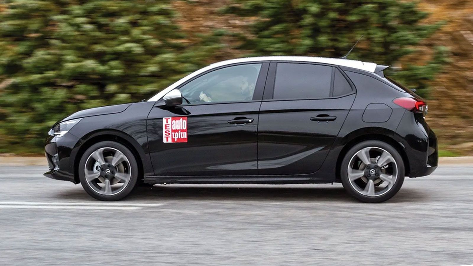 Το Opel Corsa εν κινήσει από το πλάι, αριστερή πλευρά