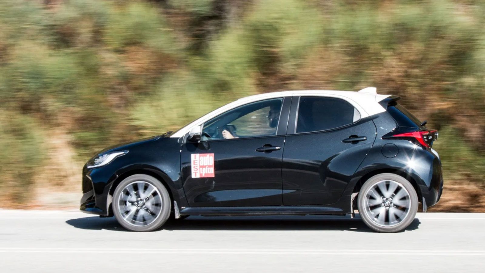 Το Toyota Yaris από το πλάι, εν κινήσει
