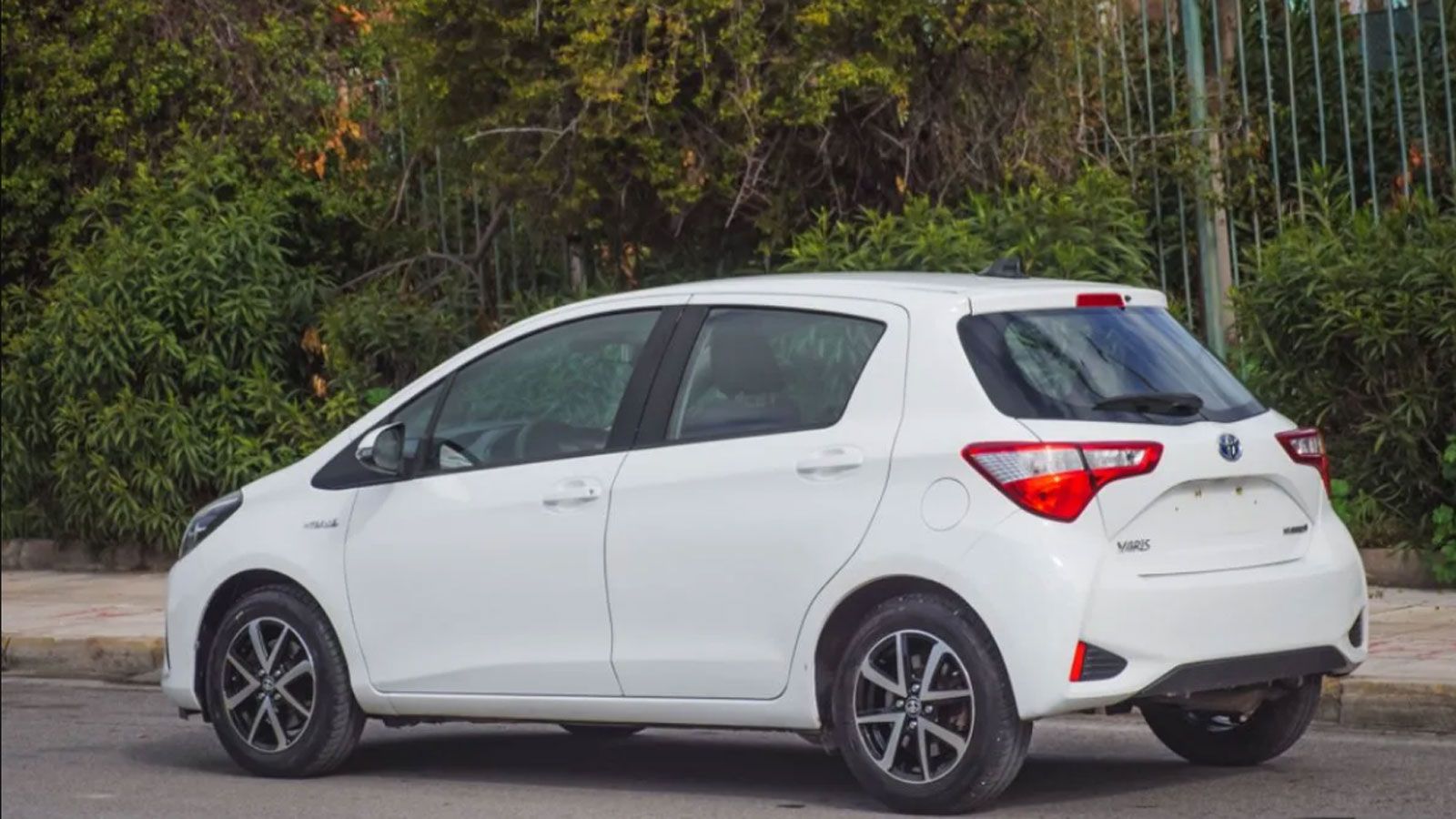 Το Toyota Yaris HSD από την πίσω αριστερή πλευρά
