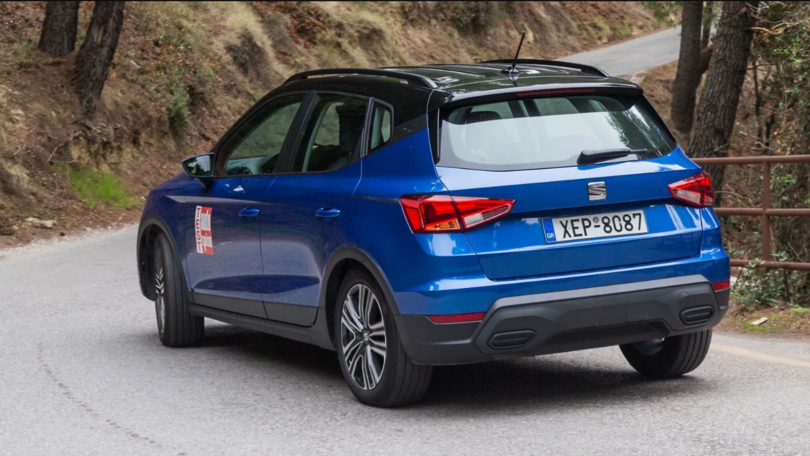 Το SEAT Arona από πίσω σε στροφή, αριστερή γωνία