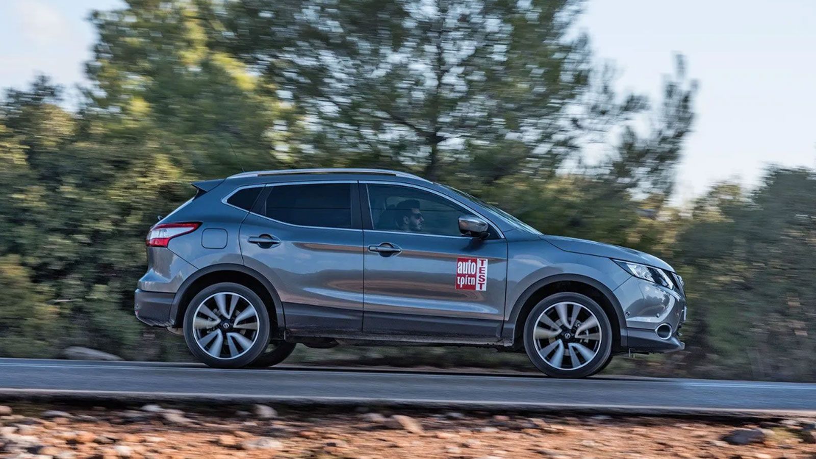 Το Nissan Qashqai εν κινήσει από το πλάι, δεξιά πλευρά
