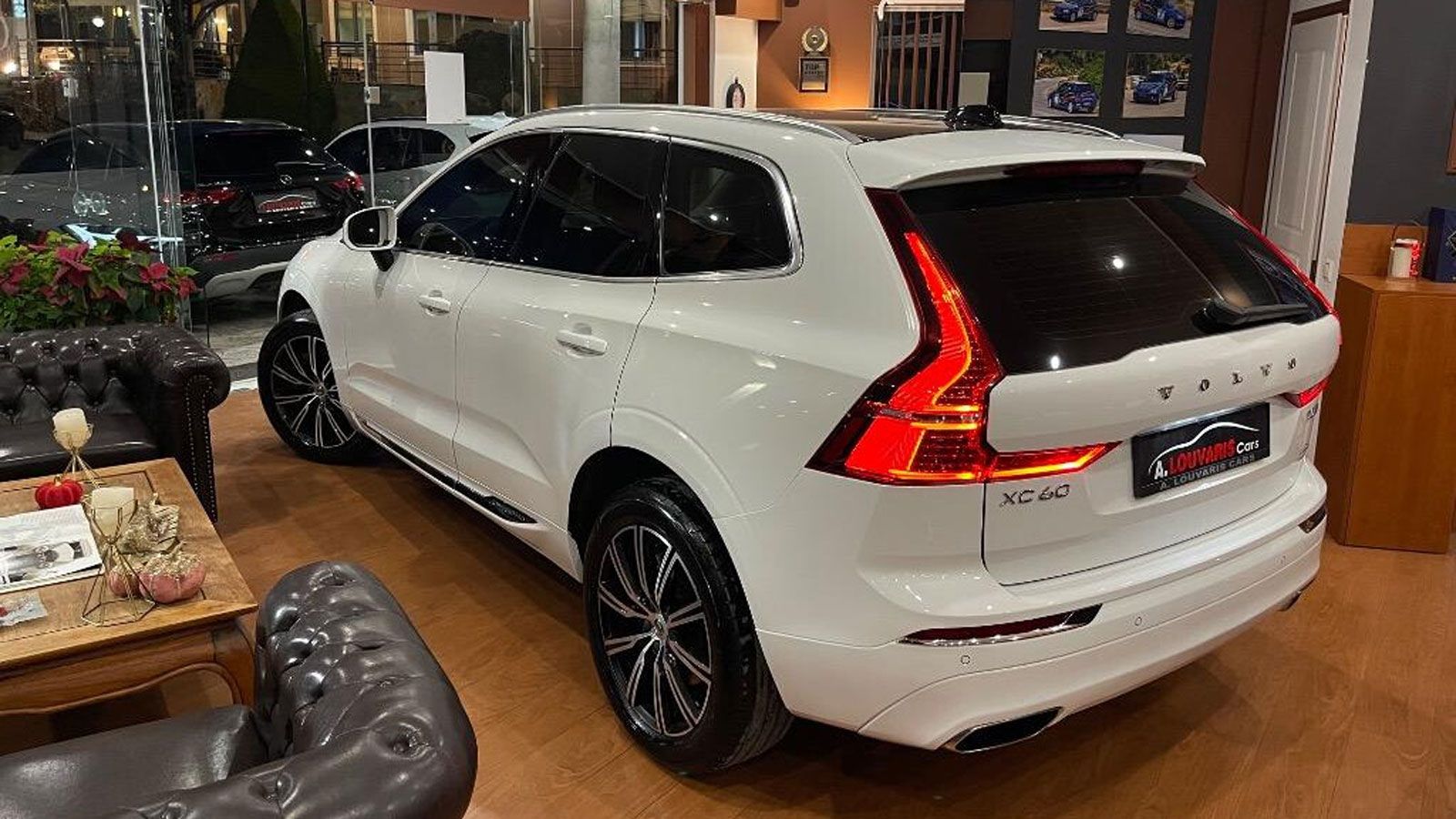 Το Volvo XC60 από την πίσω αριστερή πλευρά