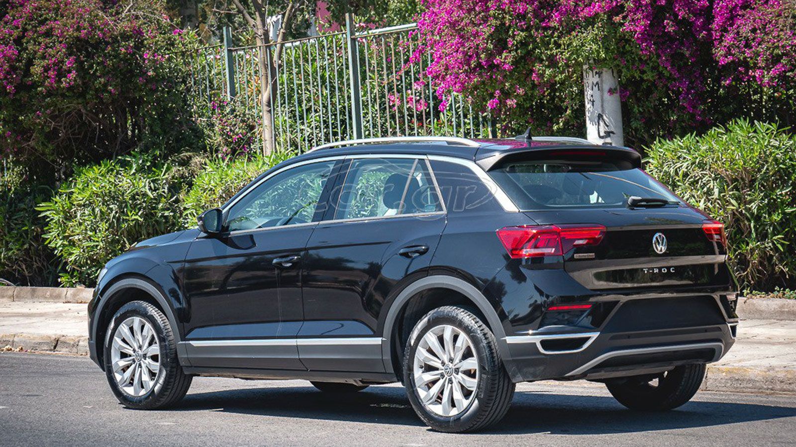 Το VW T-Roc από την πίσω αριστερή πλευρά