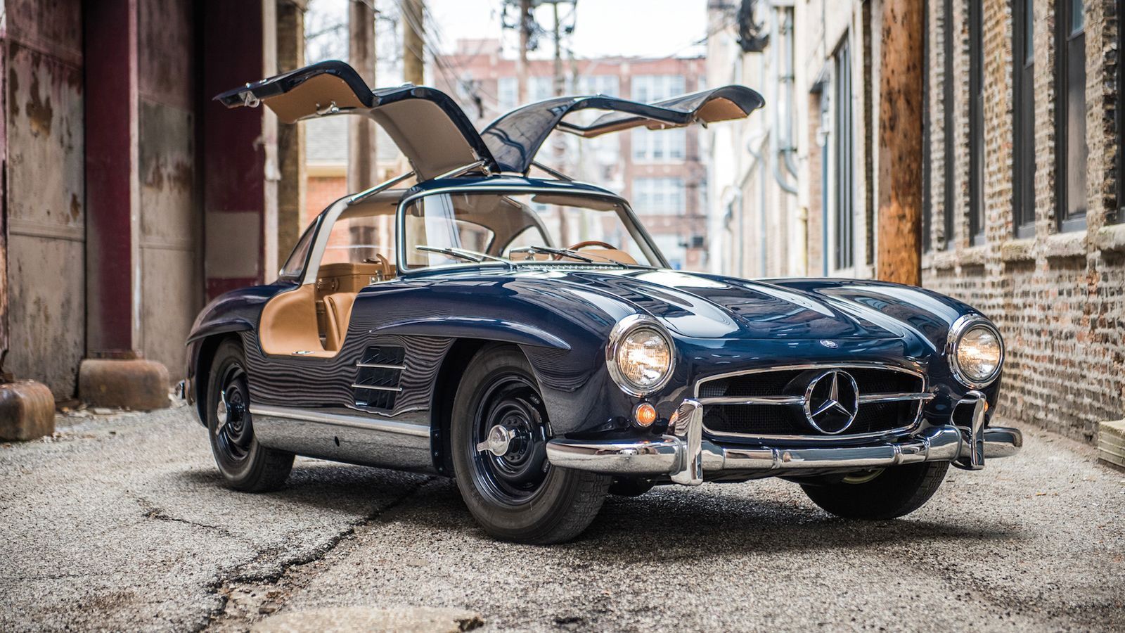Το «Sports Car του αιώνα», η εμβληματική Mercedes 300 SL Gullwing με τα φτερά γλάρου για… πόρτες, ήταν το πιο γρήγορο αυτοκίνητο της εποχής της,