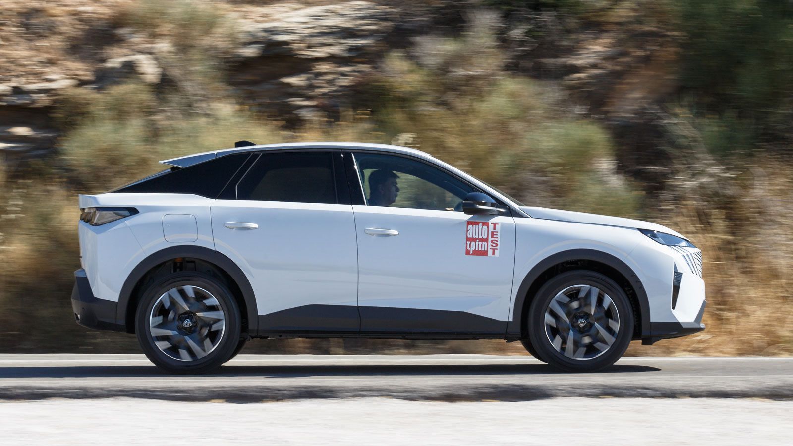 Tα premium στοιχεία του Peugeot 3008 υπερτονίζονται λόγω της ελκυστικής σχεδίασης του fastback και καλαίσθητου αμαξώματος.