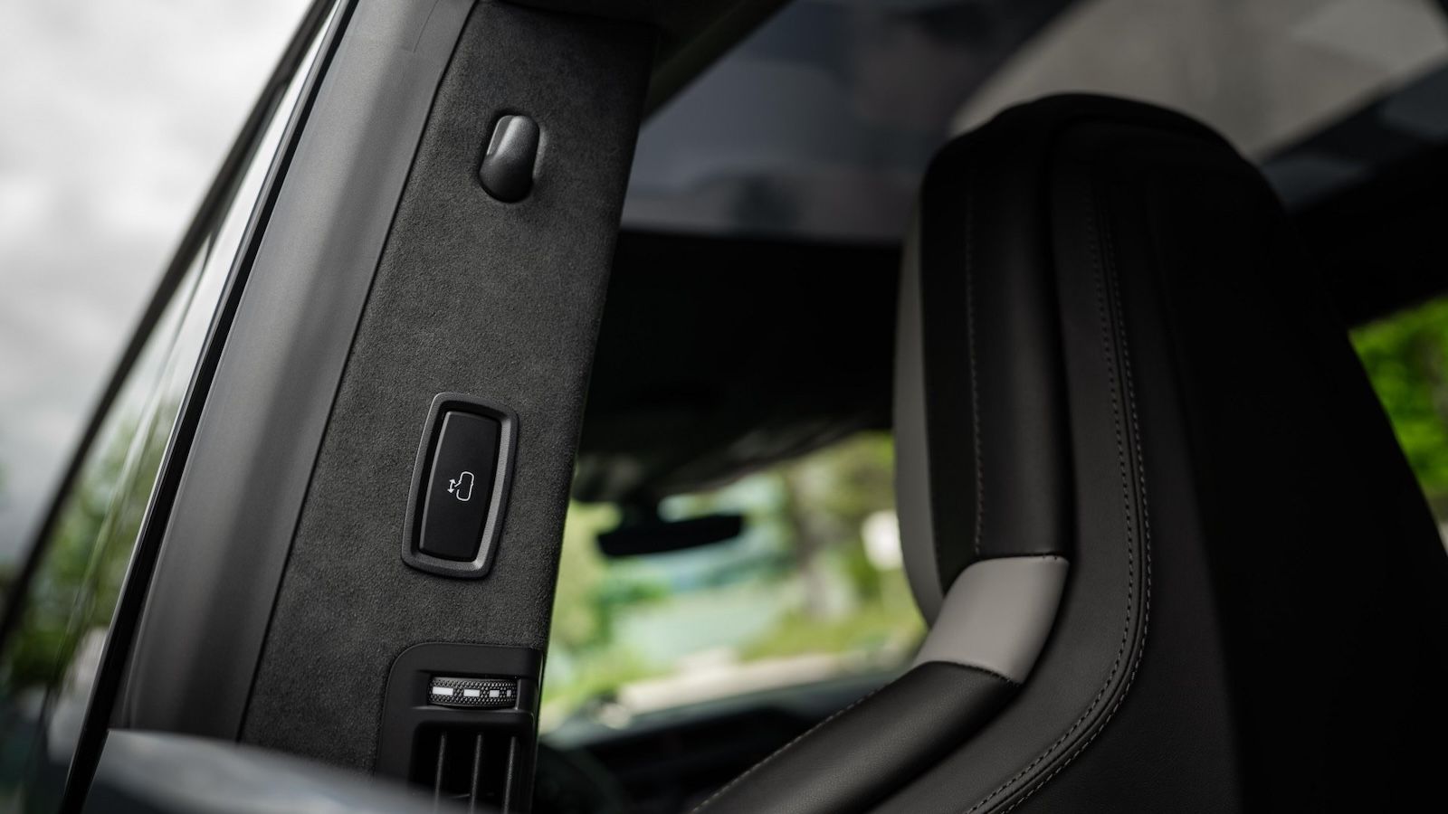 Ανανεωμένη Porsche Cayenne Electric: Φορτίζει ασύρματα και ανοίγει τις πόρτες μόνη της!