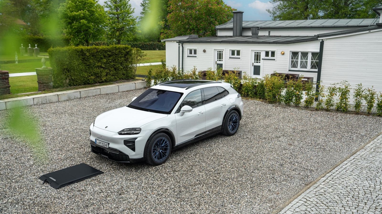 Ανανεωμένη Porsche Cayenne Electric: Φορτίζει ασύρματα και ανοίγει τις πόρτες μόνη της!