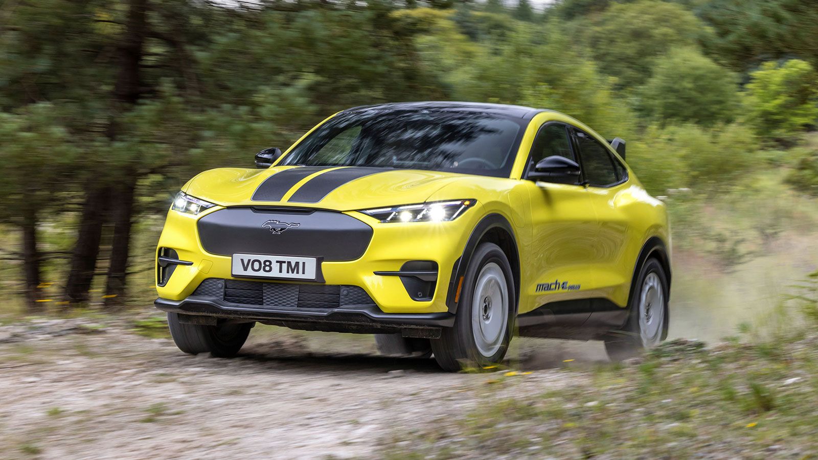 Η έκδοση Rally της Mustang Mach-E διευρύνει την fun to drive συμπεριφορά του αυτοκινήτου και σε εκτός δρόμου διαδρομές.