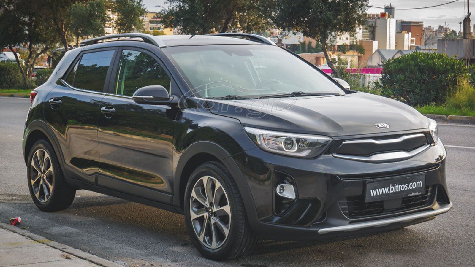 Το Kia Stonic από την εμπρός δεξιά γωνία