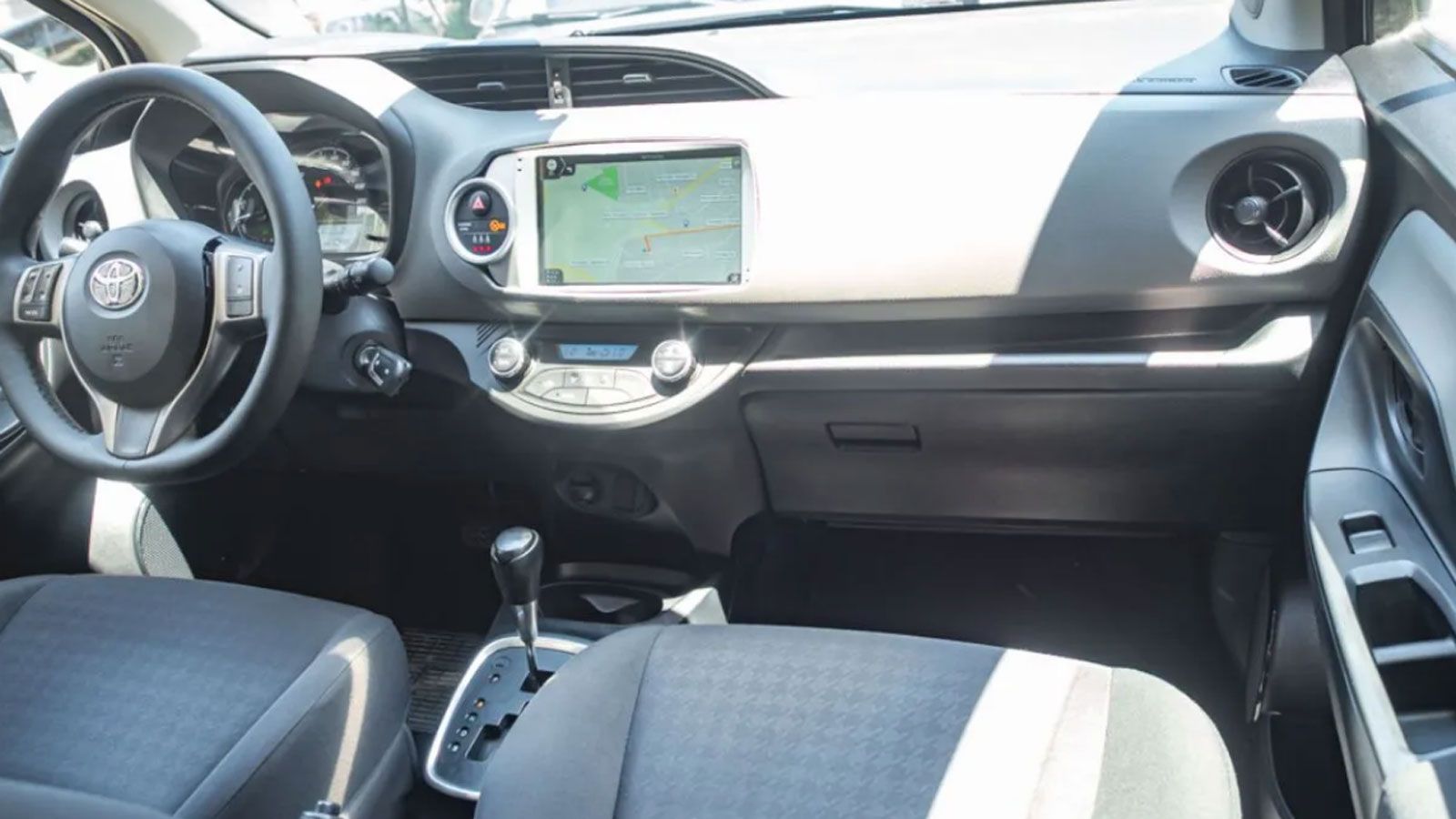 Το εσωτερικό του Toyota Yaris HSD