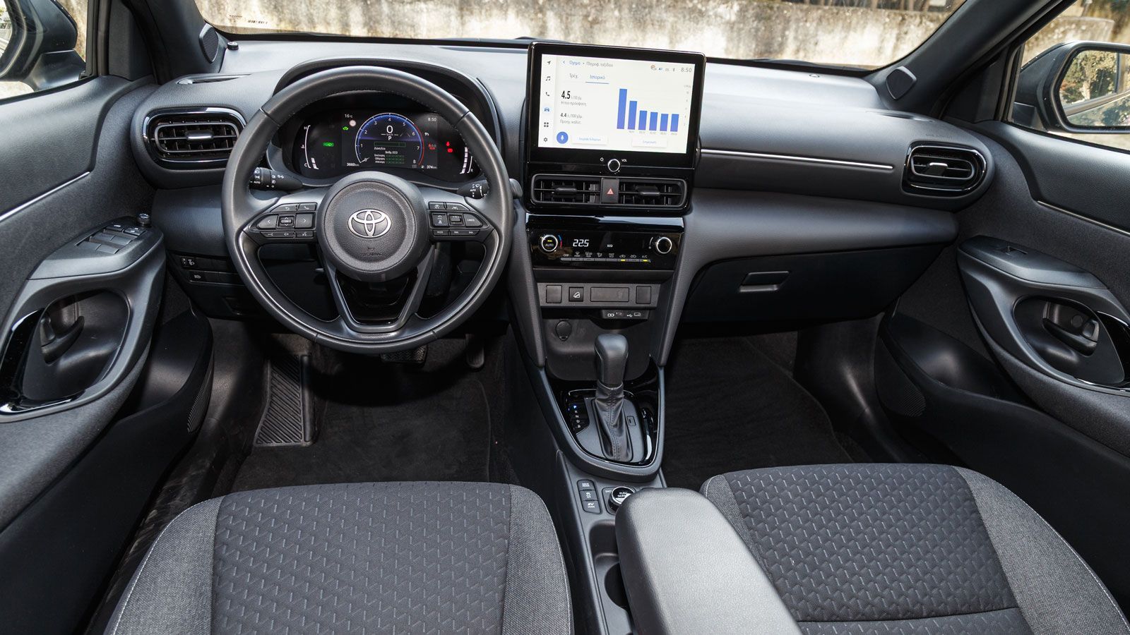 Η στάνταρ στο 4κίνητο Yaris Cross έκδοση Style οθόνη 10,5 ιντσών για το infotainment, με τις διάφορες πρακτικές θήκες στο εμπρός μέρος της καμπίνας να