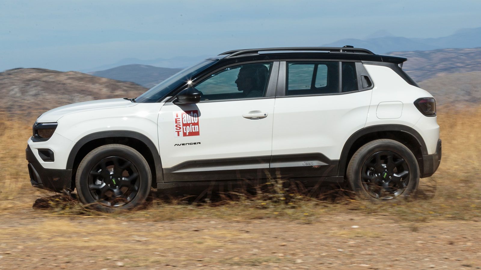 Το Jeep Avenger 4xe έχει δύο ηλεκτροκινητήρες 21 kW, με τον πρώτο να κινεί το αμάξωμα σε χαμηλές ταχύτητες πόλης και τον δεύτερο να προσθέτει ευστάθει