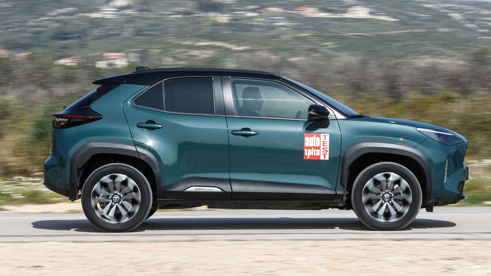 Χάρη στη λειτουργία Predictive State of Charge (SOC) το full υβριδικό Toyota Yaris Cross μπορεί να προβλέψει κατηφόρες μέσω των δεδομένων του συστήματ