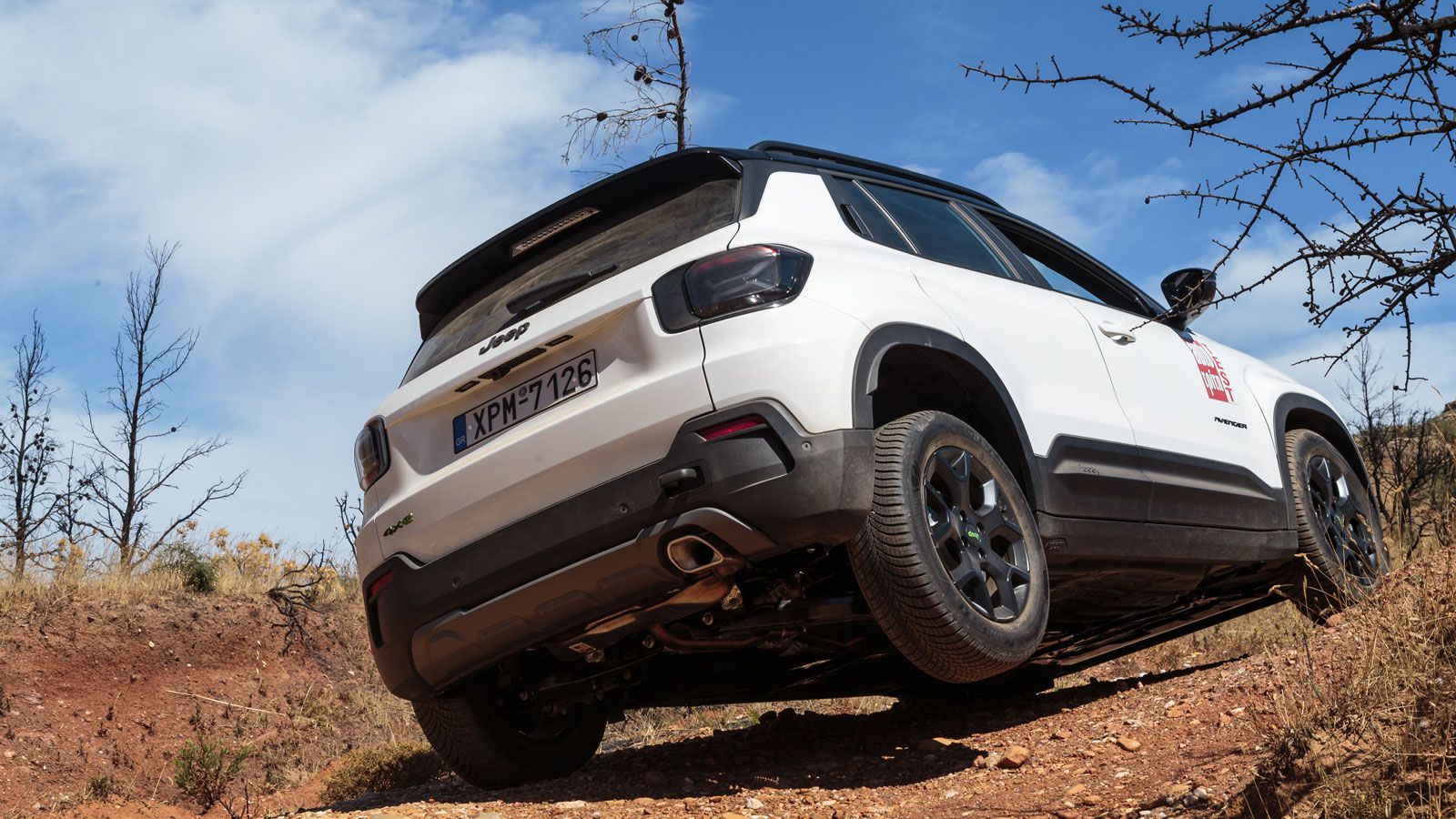 Το 4κίνητο Jeep Avenger μπορεί να εκκινήσει σε δρόμο με κλίση 40%, με την μάρκα να αναφέρει ότι μπορεί να διασχίσει και νερά βάθους έως 40 εκατοστά.
