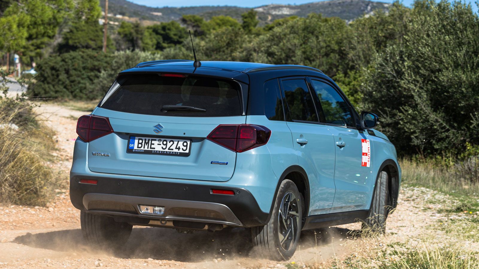 Στη μηχανική 4κίνηση AllGrip του Suzuki Vitara ξεχωρίζουμε τη λειτουργία Lock που κλειδώνει την ισόποσα ανάμεσα στους δυο άξονες την κίνηση και χρησιμ