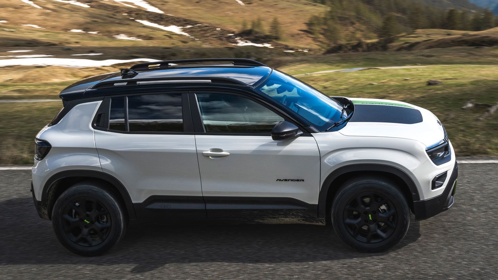 Ο ηλεκτροκινητήρας του Jeep Avenger 4xe είναι τοποθετημένος στον πίσω άξονα, κινεί τους πίσω τροχούς μέσω μειωτήρα με λόγο μετάδοσης 22,7:1 και έτσι η