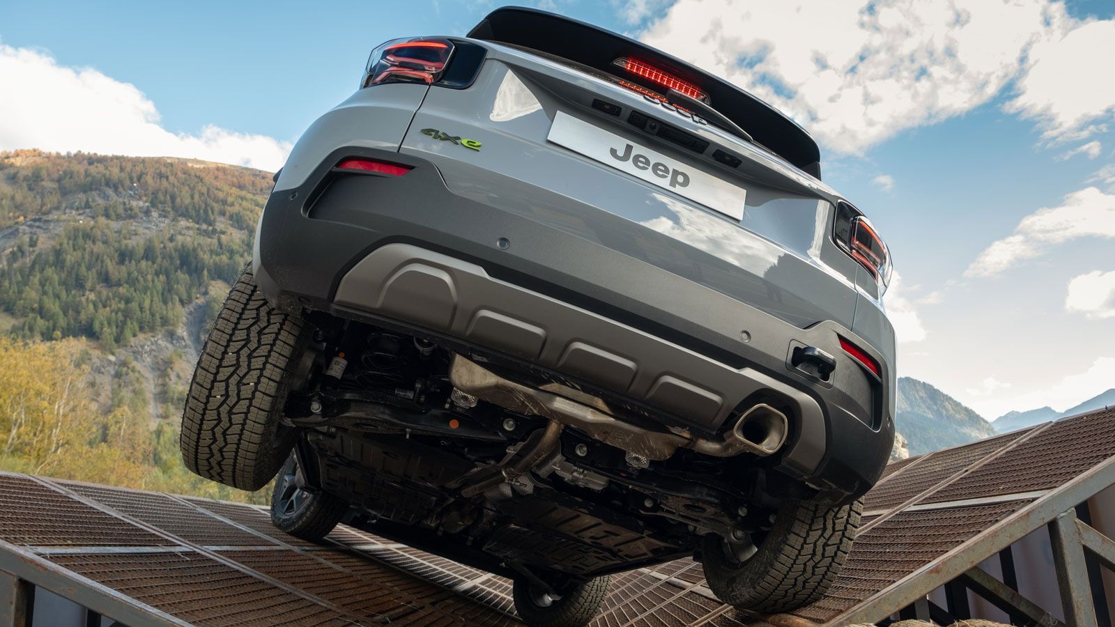 Η Jeep αναφέρει ότι το Avenger 4xe μπορεί να περάσει νερά βάθους 40 εκ., ενώ σε μεγάλη ανηφόρα υπόσχεται εκκίνηση σε δρόμο με κλίση 40%.