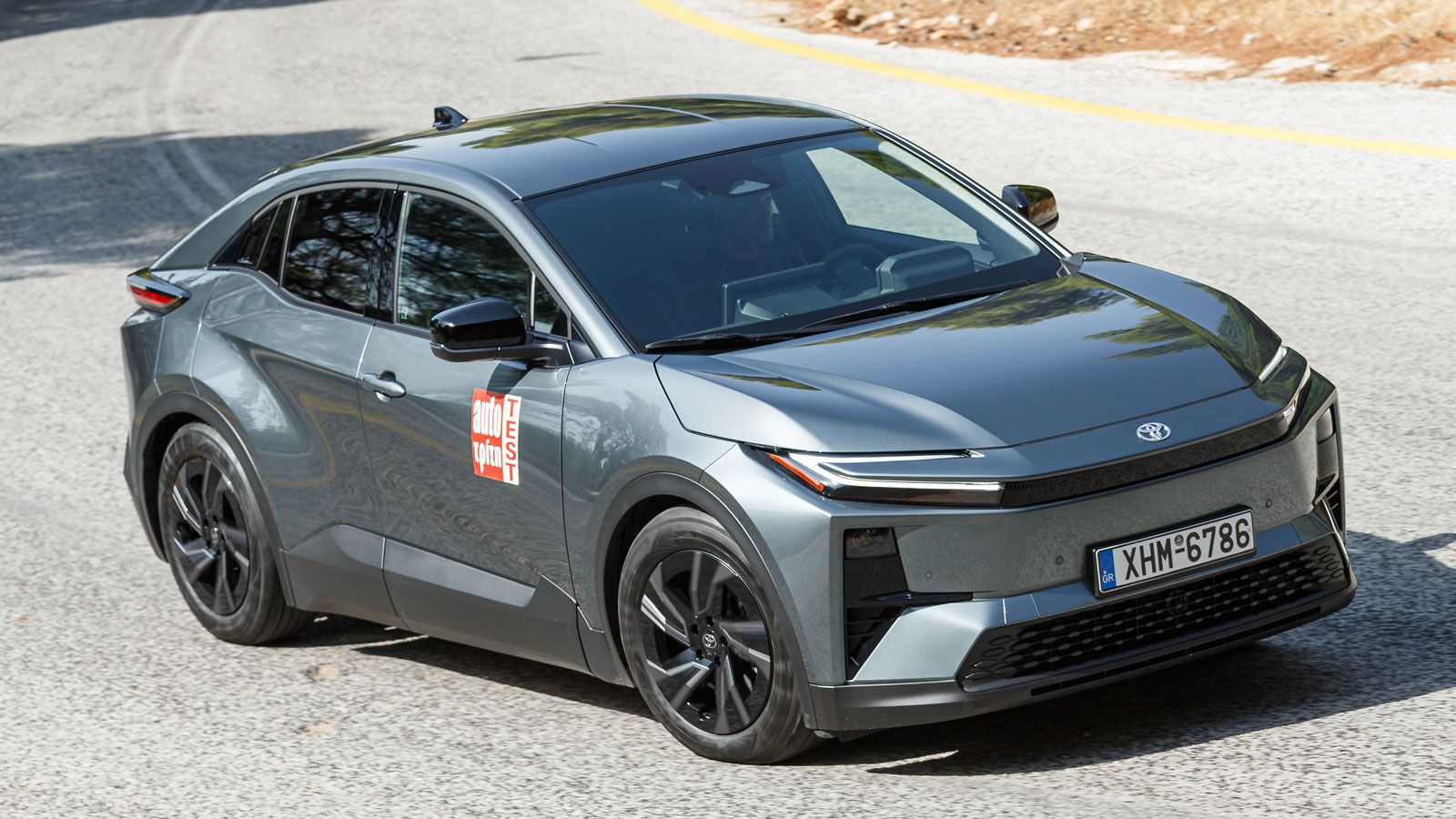 Το Toyota C-HR+ είναι αρκετά γραμμικό στον τρόπο που επιταχύνει και αρκετά γρήγορο είτε από στάση, είτε στις ενδιάμεσες επιταχύνσεις, δίνοντας όμως έμ