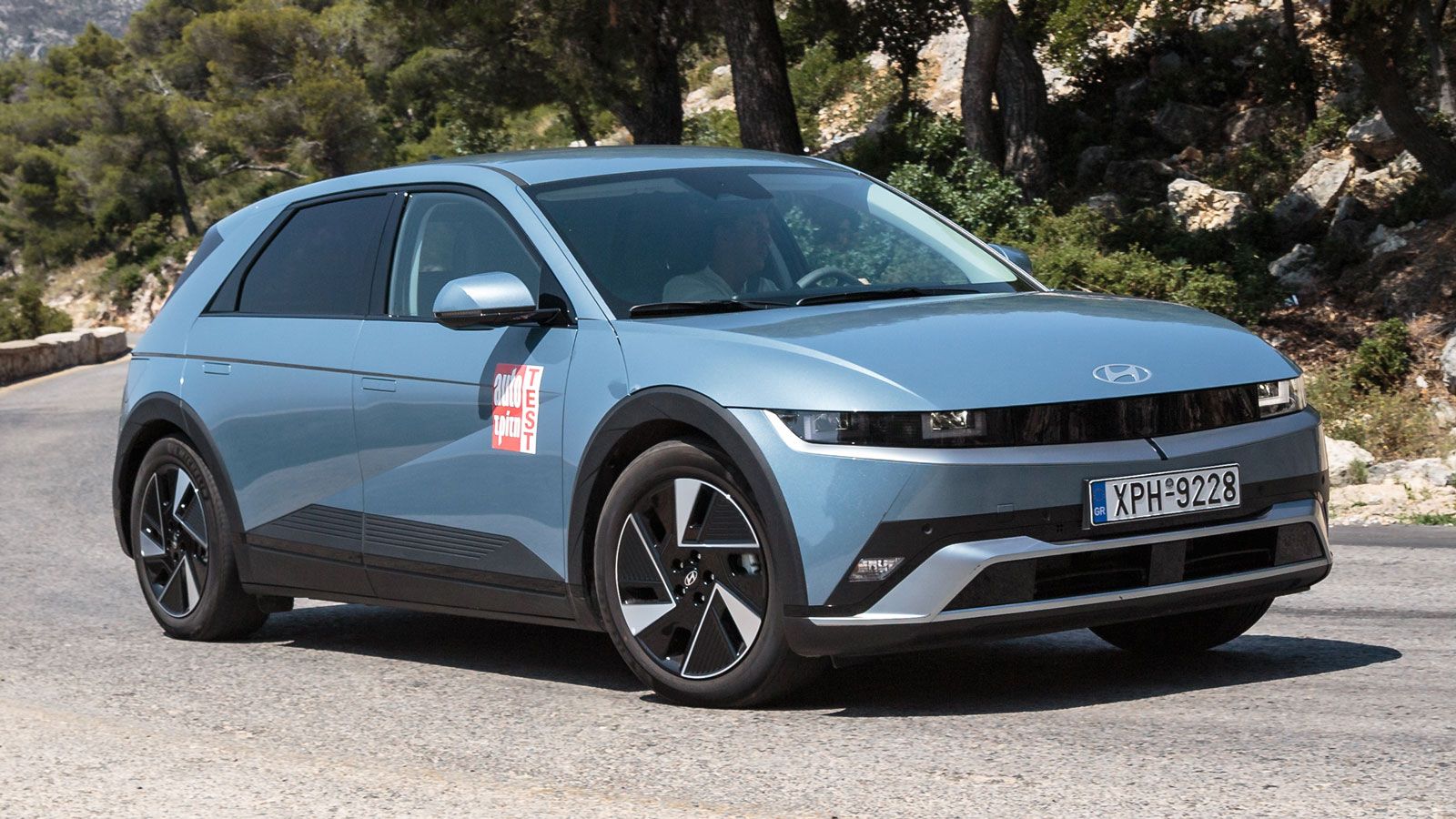 Το σημαντικό με το Hyundai Ioniq 5 είναι πως, αν και στοχεύει στην άνεση, έχει ανάρτηση που κουμαντάρει σωστά το βάρους 2 τόνων αμάξωμα στις εναλλαγές
