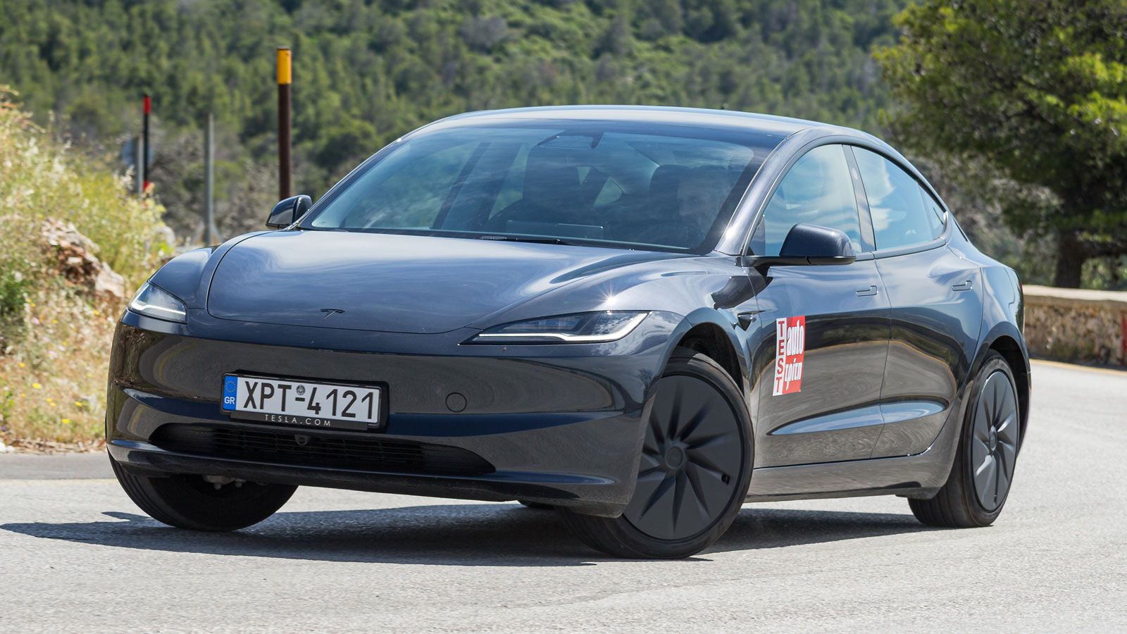 Στον αυτοκινητόδρομο με το Tesla Model 3 RWD το επίπεδο θορύβου είναι χαμηλό, με τον αέρα και την κύλιση να μην ενοχλούν τους επιβάτες ακόμη και σε υψ
