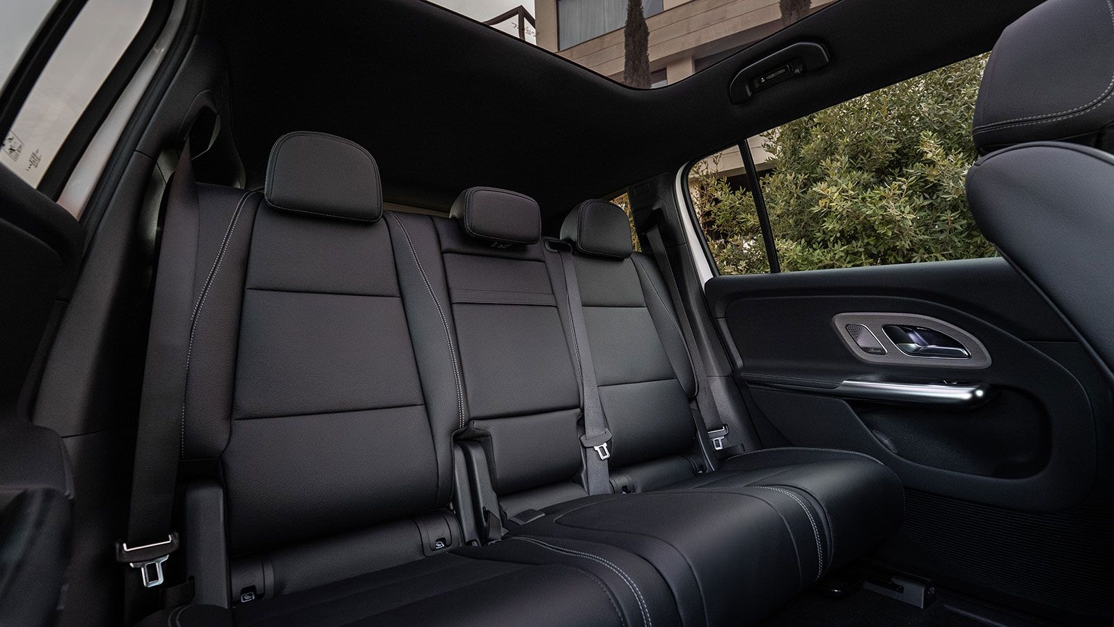 Η νέα Mercedes GLB μεγαλώνει σε όλες τις διαστάσεις της, προσφέροντας περισσότερο χώρο και και πάλι επιλογή 7θέσιας διάταξης.