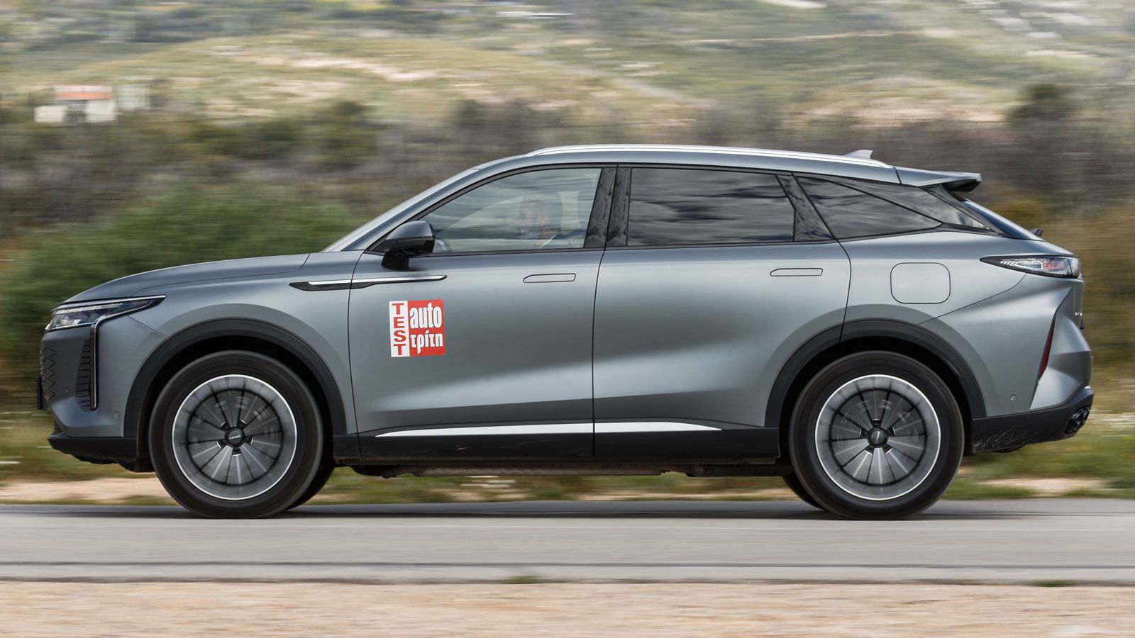 Η κίνηση του Omoda 9 PHEV AWD των 537 ίππων γίνεται κυρίως μέσω του πίσω ηλεκτροκινητήρα (238 PS), με το θερμικό μοτέρ (143 PS) και έναν εμπρός ηλεκτρ