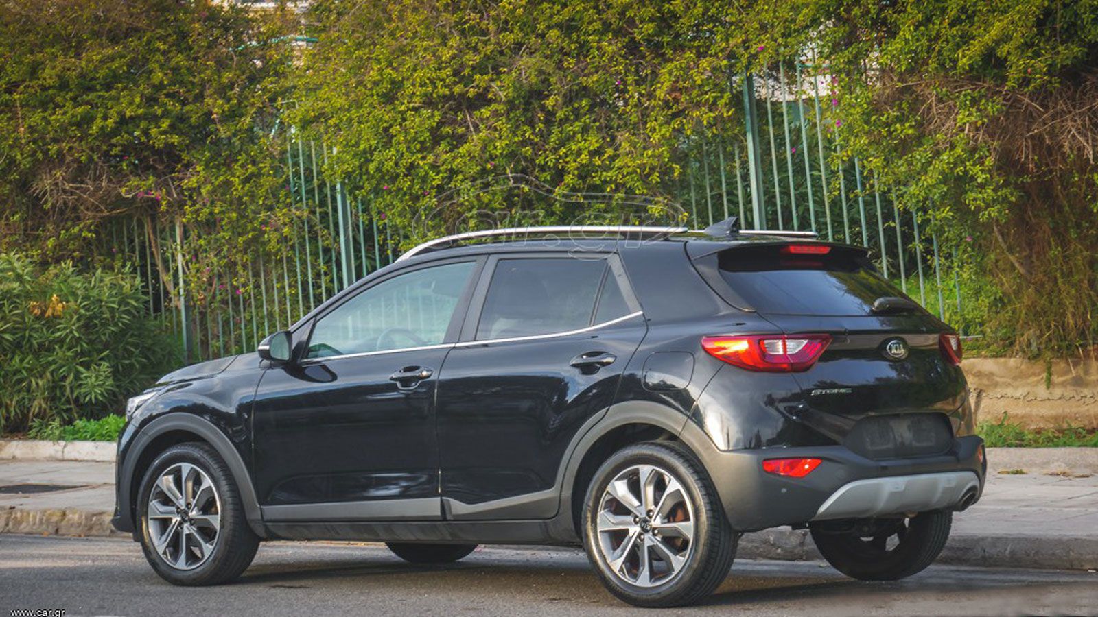 Το Kia Stonic από την πίσω αριστερή γωνία