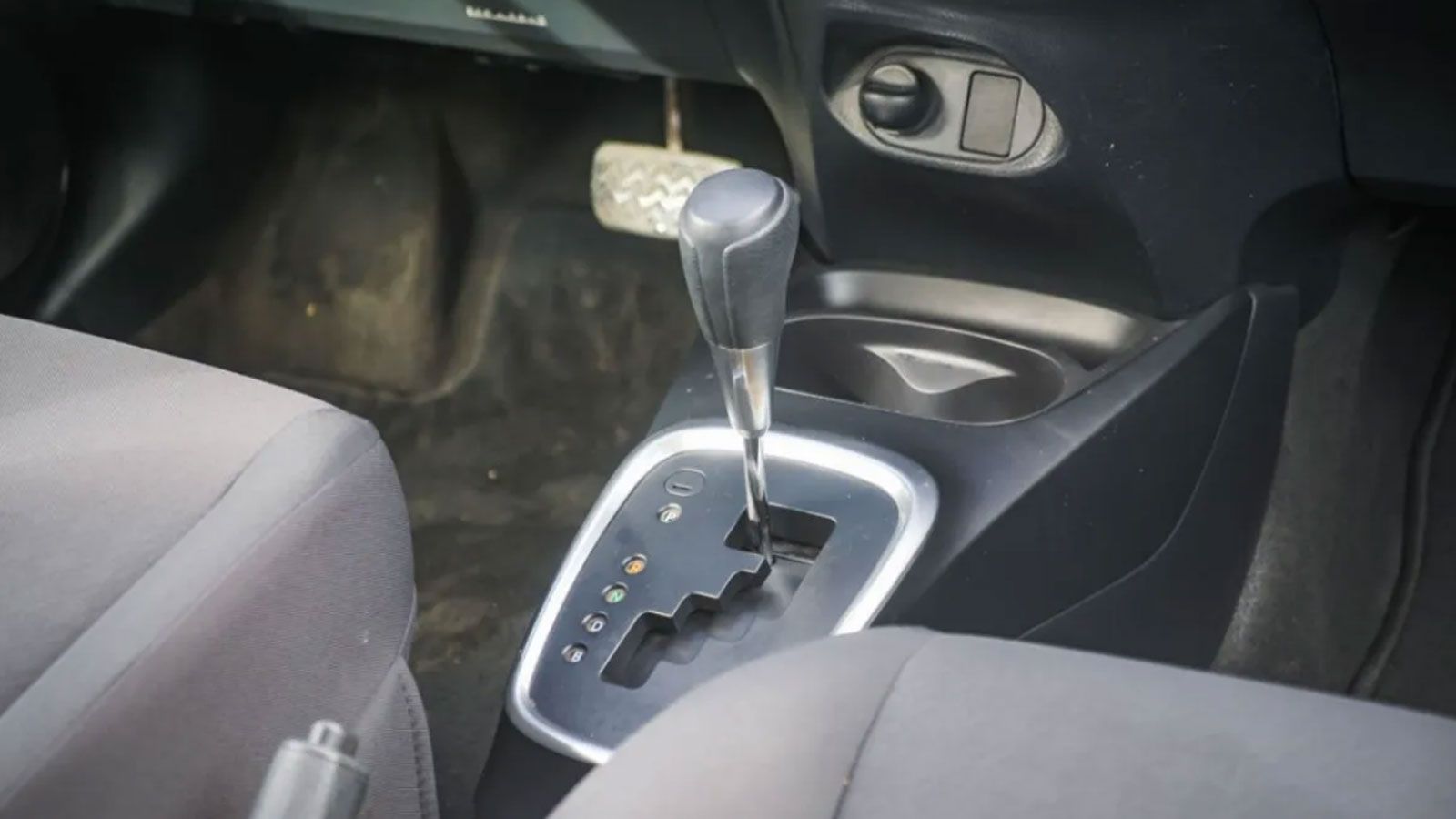 Ο επιλογέας του αυτόματου κιβωτίου του Toyota Yaris HSD