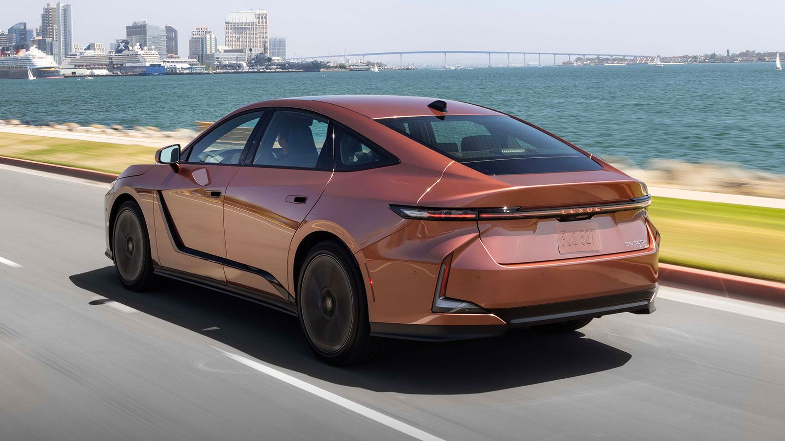 Το νέο Lexus ES ξεχωρίζει για την αιχμηρή και δυναμική του εμφάνιση, ενώ αν και είναι σαφέστατα ένα premium σεντάν, αισθητικά παραπέμπει σε fastback α