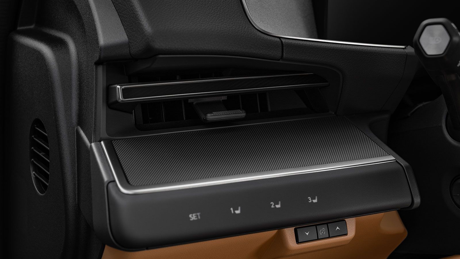Ο high-tech χαρακτήρας του νέου Lexus ES είναι έντονος στην καμπίνα του, αλλά και σε σημεία που δεν φαίνονται. 