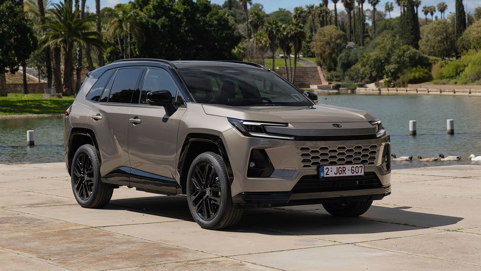 Το νέο Toyota RAV4 διατίθεται αποκλειστικά σε υβριδικές και Plug-in hybrid εκδόσεις με κίνηση στους εμπρός ή και στους 4 τροχούς. 
