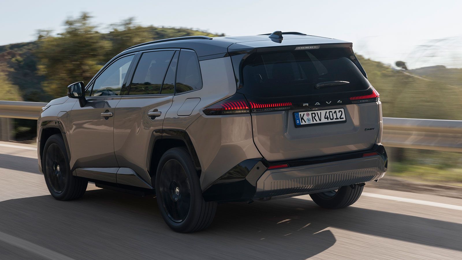 Το Toyota RAV4 Plug-in Hybrid είναι διαθέσιμο πλέον και σε δικίνητη έκδοση με 272 ίππους,  ενώ η 4κίνητη είναι ισχυρότερη με 309 ίππους και 0-100 σε 5