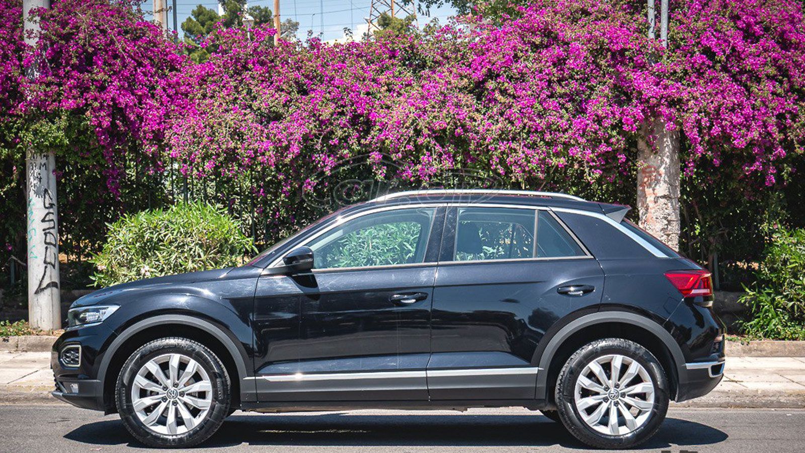 Το VW T-Roc από το πλάι, αριστερή πλευρά