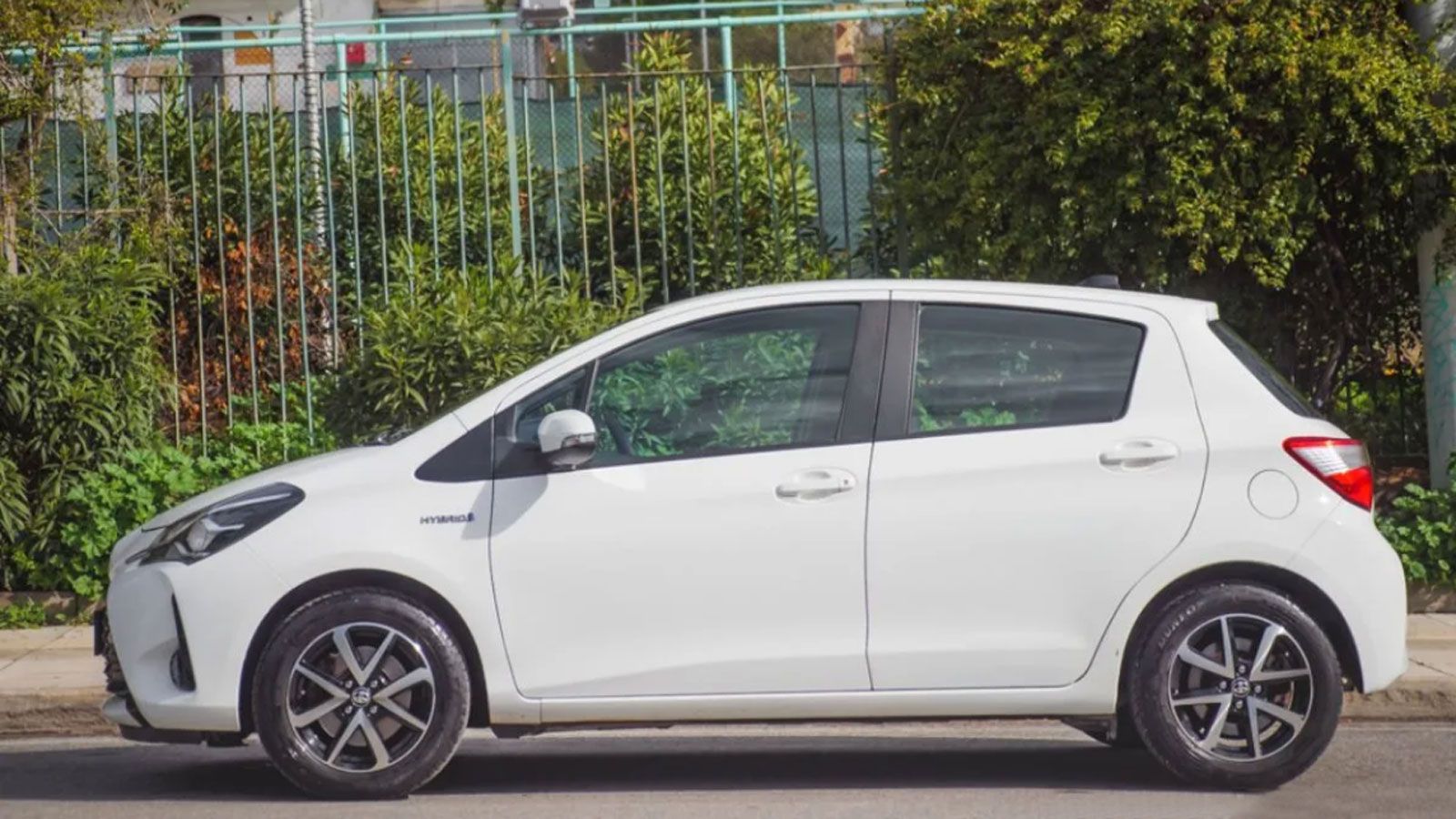 Το Toyota Yaris HSD από την πλαϊνή πλευρά