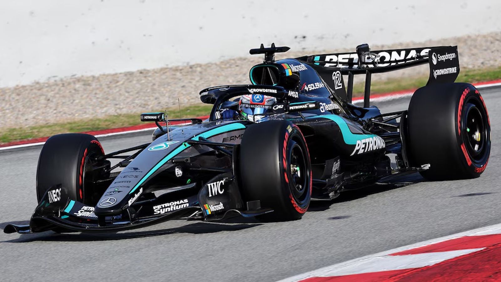 F1: Ξεχωρίζει η Mercedes στις δοκιμές στη Βαρκελώνη