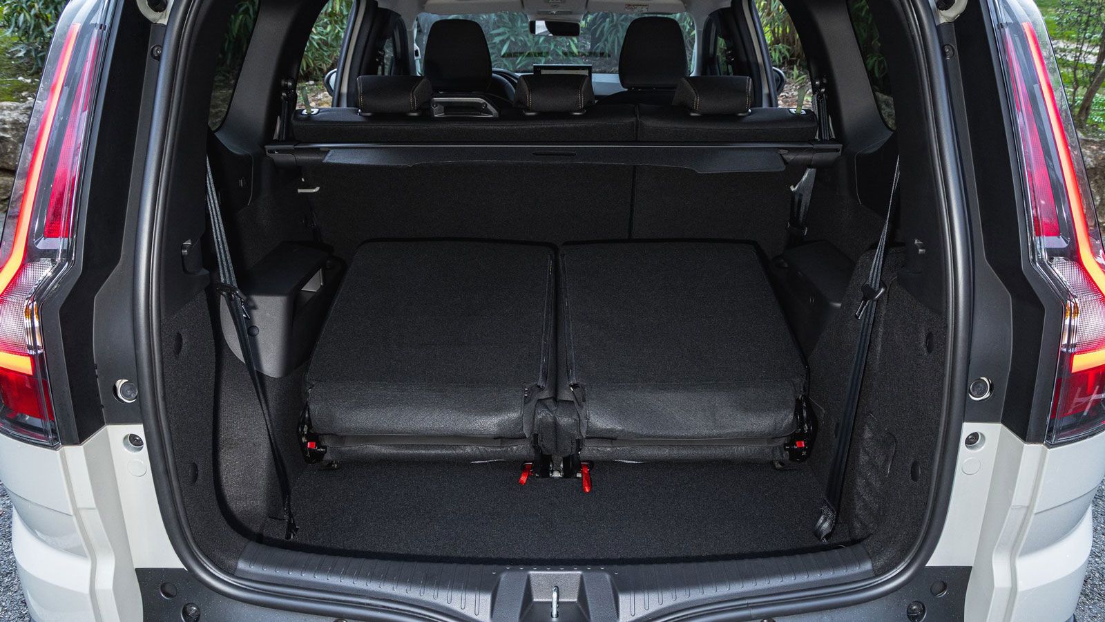 Σε 5-θέσια διάταξη το Dacia Jogger Eco-G 120 EDC έχει χώρο αποσκευών 631 λίτρων, νούμερο που μειώνεται στα 212 λίτρα ρίχνοντας την τρίτη σειρά καθισμά
