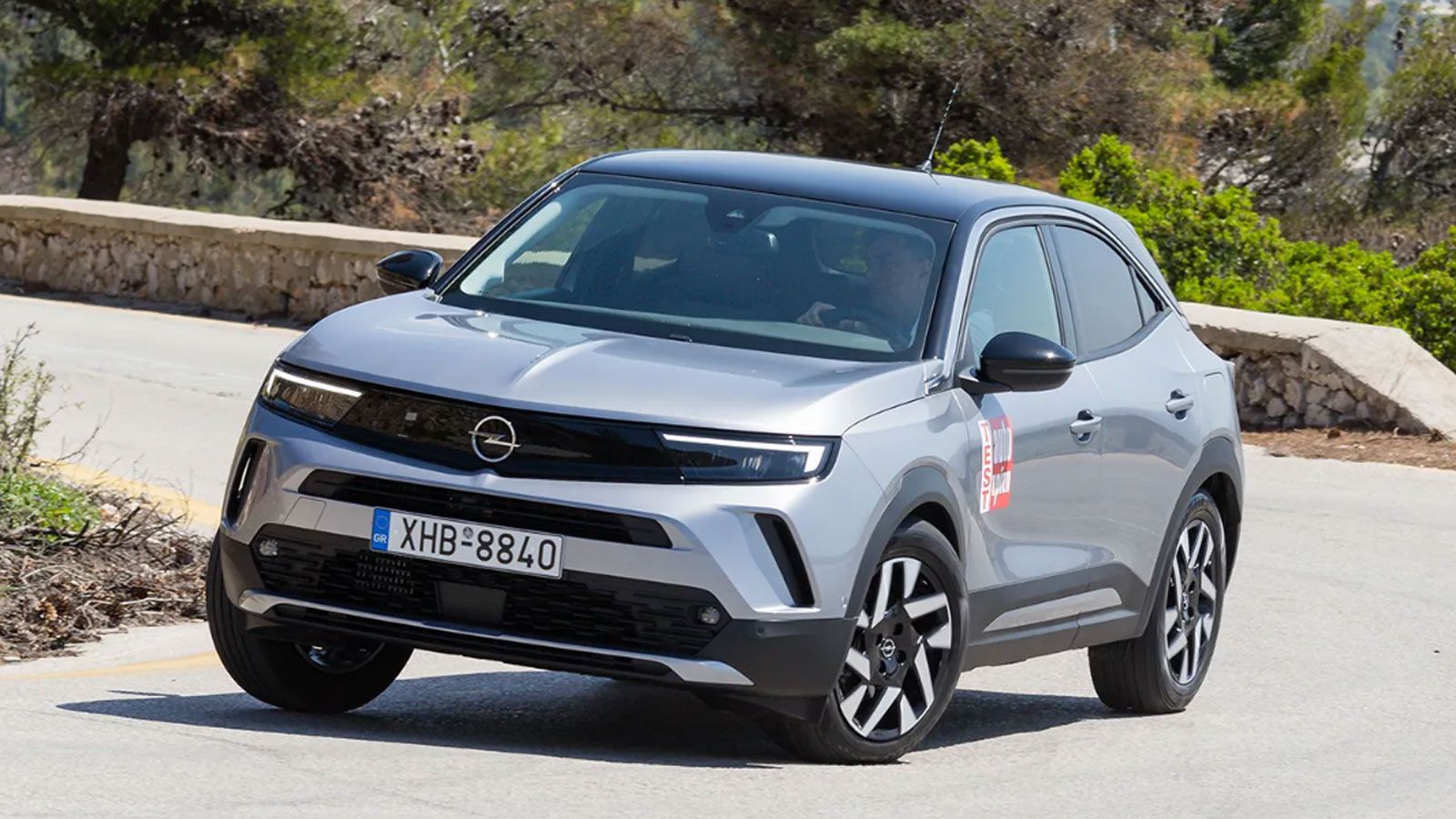 Το Opel Mokka από την εμπρός αριστερή γωνία, εν κινήσει