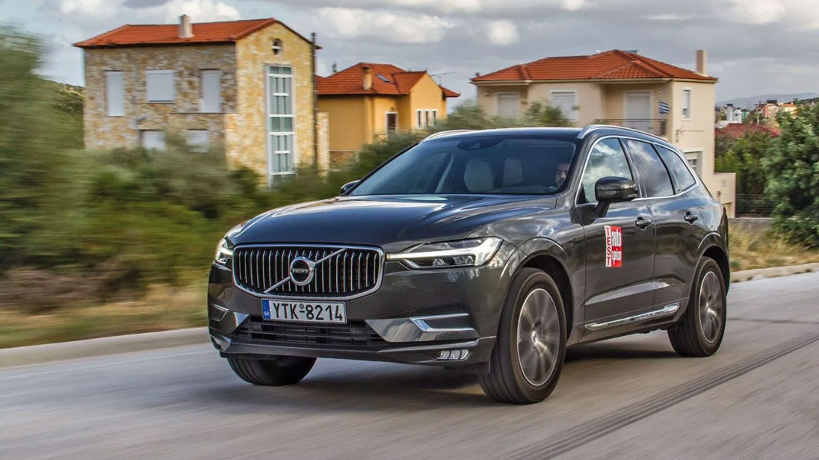 Το Volvo XC60 εν κινήσει, από την εμπρός αριστερή γωνία